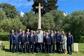 Sur le dépôt d’une gerbe des fleurs devant le tombeau du soldat soviétique I.Ostapchenko