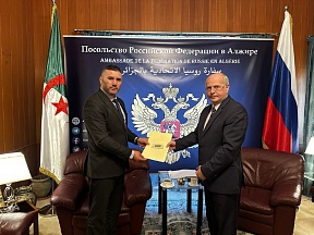 اللقاء مع رئيس اللجنة للدفاع الوطني للمجلس الوطني الشعبي السيد عبد الباسط غربي اللقاء مع رئيس اللجنة للدفاع الوطني للمجلس الوطني الشعبي السيد عبد الباسط غربي